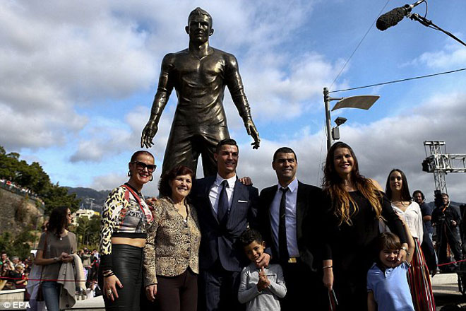 Ronaldo đang ở quê nhà Madeira, nơi có bức tượng của siêu sao người Bồ Đào Nha