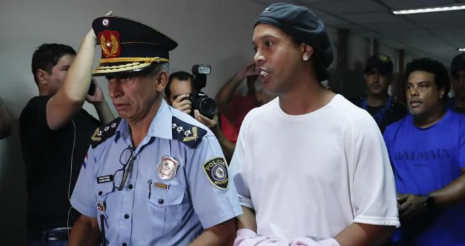 Ronaldinho "lo phát sốt": Dính nghi án rửa tiền, nguy cơ ngồi tù 5 năm - 1