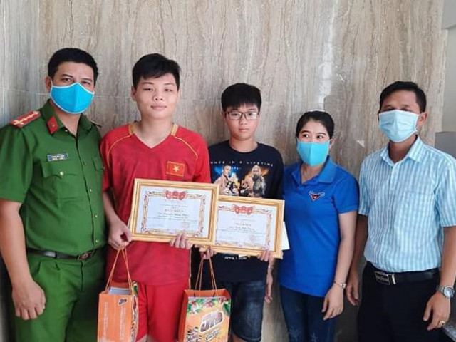 Bạn trẻ - Cuộc sống - Nhặt được ví có hơn 30 triệu đồng, hai học sinh Phan Thiết trả lại chủ nhân