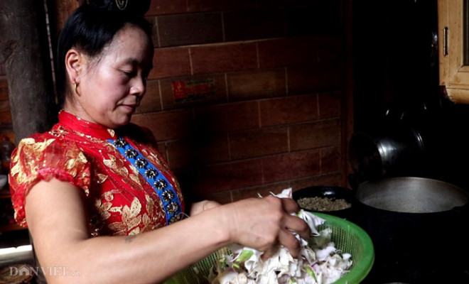 Theo chị Phiển, đối với hoa ban thì lại khác so với hoa "Bó Píp" là phải hái từ trên cây. Hoa ban sau khi hái tách bỏ đi phần cuống, đế hoa chỉ nhặt lấy cánh hoa, nhụy hoa và thả vào sau cùng để hoa không bị nát.