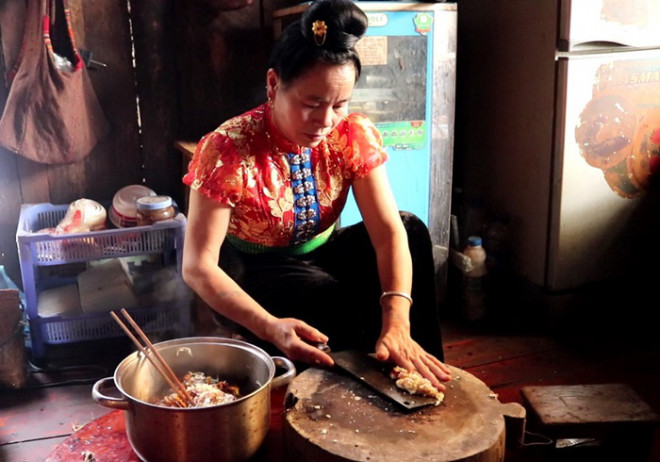 Mắc khén, tỏi, ớt, bột canh, mì chính cùng một số loại rau thơm là thứ gia vị không thể thiếu được.