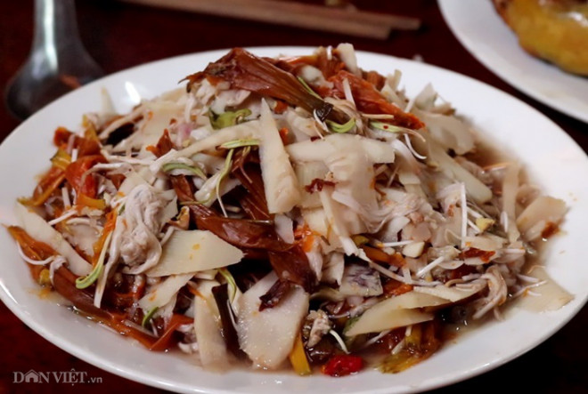 Đồng bào dân tộc Thái ở Sơn La chế biến hoa "Bó Píp" nộm hoa ban tạo nên hương vị vô cùng đậm đà và hấp dẫn.