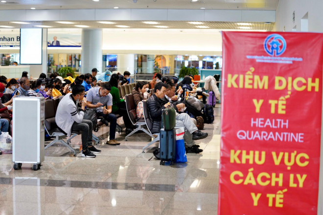 Khu vực khách chờ làm thủ tục nhập cảnh tại sân bay Nội Bài - Ảnh: Phan Công