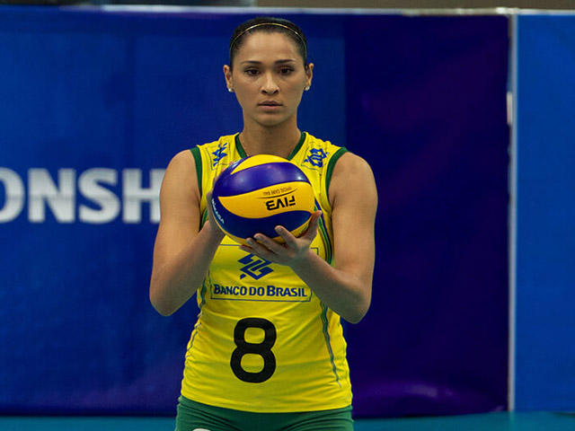 Thể thao - Bị cách ly, "mỹ nhân" bóng chuyền Brazil tập cực đỉnh