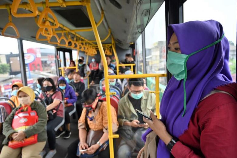 Người dân Indonesia đi xe bus trong dịch Covid-19 (ảnh: Straitstimes)