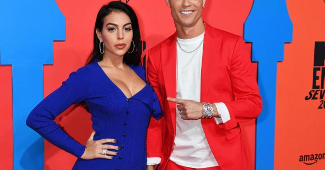 Ronaldo bị chê kém Messi, bạn gái nhận chỉ trích vì trốn cách ly Covid-19
