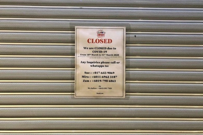 Một cửa hàng đóng cửa im lìm sau khi Malaysia bắt đầu phong tỏa cả nước.