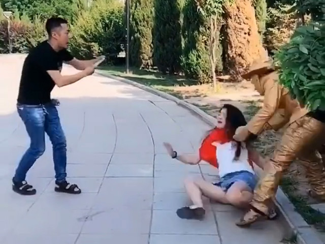 Video Clip Cười - Thanh niên giả tượng troll người đi đường khiếp vía