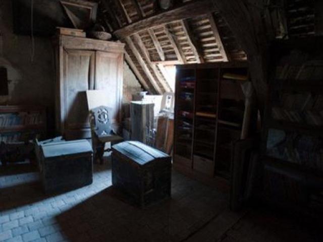 Kinh doanh - Dọn gác xép thấy đồ cũ, tưởng bỏ đi ai ngờ vớ được "báu vật" hàng trăm tỷ đồng