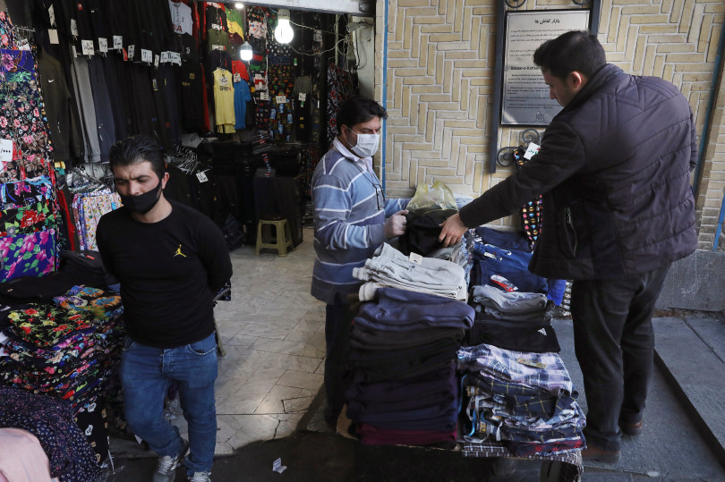 Người dân Iran mua sắm ở một&nbsp;khu chợ tại thủ đô Tehran của Iran hôm 17/3. Ảnh: AP