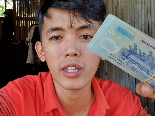 Chàng phụ hồ là “YouTuber nghèo nhất VN” làm điều không ngờ sau khi nhận xấp tiền từ YouTube