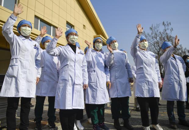 Các nhân viên y tế&nbsp; tại bệnh viện thành phố&nbsp;Trường Xuân thuộc tỉnh Cát Lâm, Trung Quốc&nbsp;vẫy chào bệnh nhân nhiễm Covid-19 vừa bình phục và&nbsp;xuất viện (Ảnh: Tân Hoa Xã)