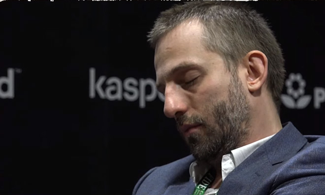 Alexander Grischuk ngủ gật trong lúc thi đấu ván 2 ở giải Candidates