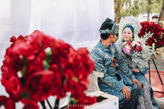 Cặp đôi Malaysia mặc trang phục cưới truyền thống.