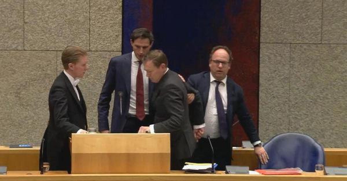 Thế giới - Kiệt sức vì chống dịch Covid-19, Bộ trưởng Y tế Hà Lan ngất xỉu trên bục phát biểu