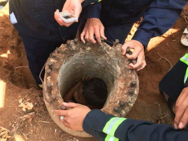 Nghẹt thở giải cứu cháu bé 7 tuổi bị mắc kẹt trong trụ điện suốt nhiều giờ
