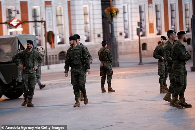 Quân đội được triển khai tại thủ đô Madrid, Tây Ban Nha (ảnh: Daily Mail)