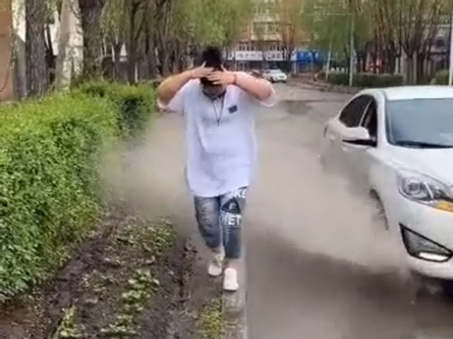 Video Clip Cười - Nỗi lòng của những người đi bộ khi trời mưa