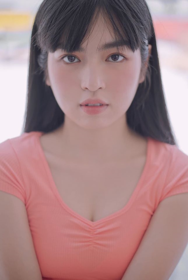 Người đẹp 9X gây thương nhớ bởi vẻ đẹp mong manh dịu dàng như nắng mai, trong sáng, ngây thơ. Ngoài đời, nữ diễn viên &#34;Mắt biếc&#34; yêu thích phong cách chụp hình nhẹ nhàng.