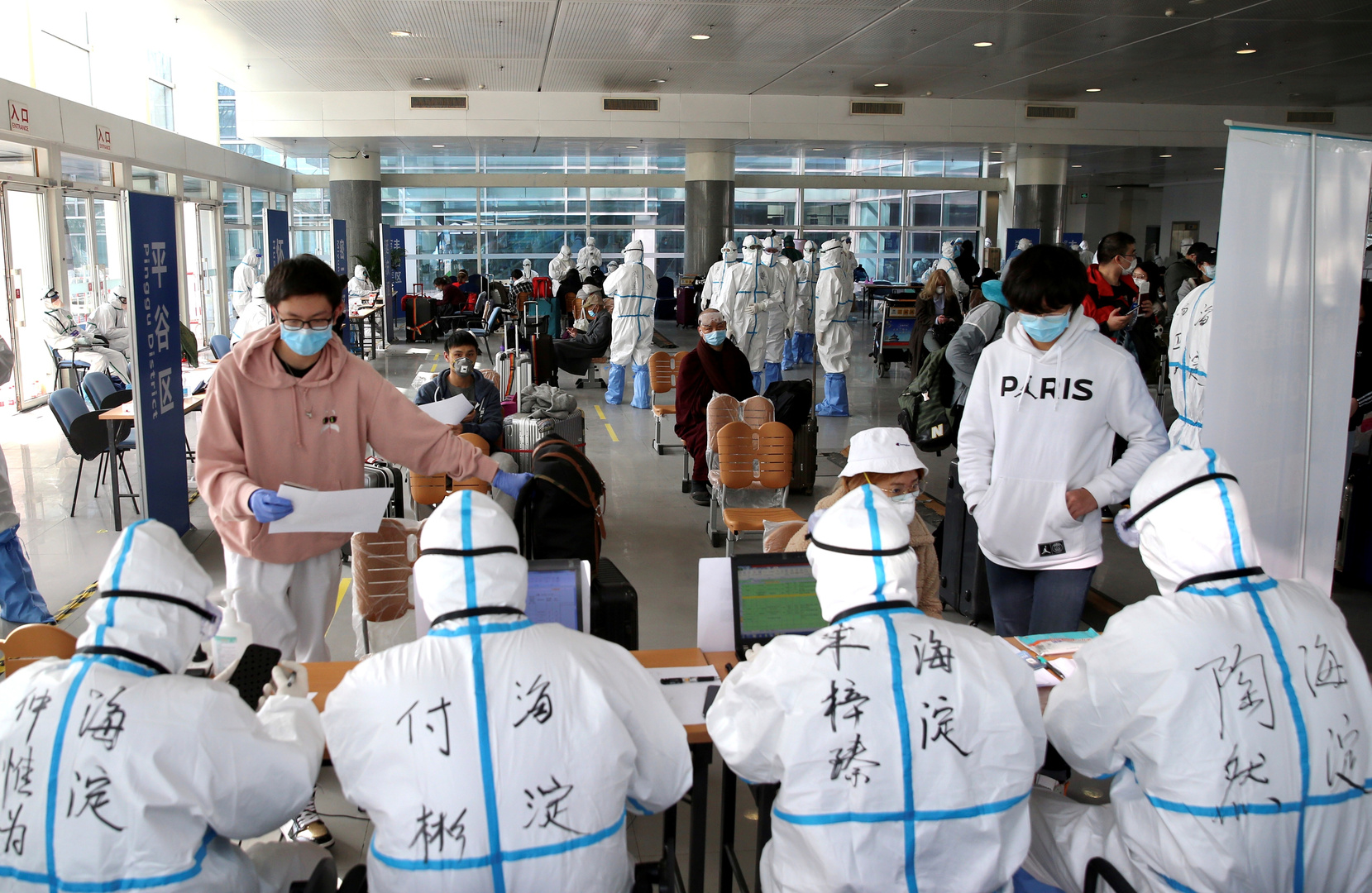 Nhân viên y tế Trung Quốc kiểm tra các hành khách tại sân bay (ảnh: Xinhua)