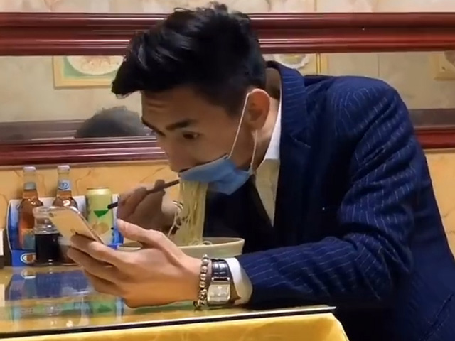 Video Clip Cười - Những tình huống "dở khóc dở cười" khi đeo khẩu trang trong mùa dịch