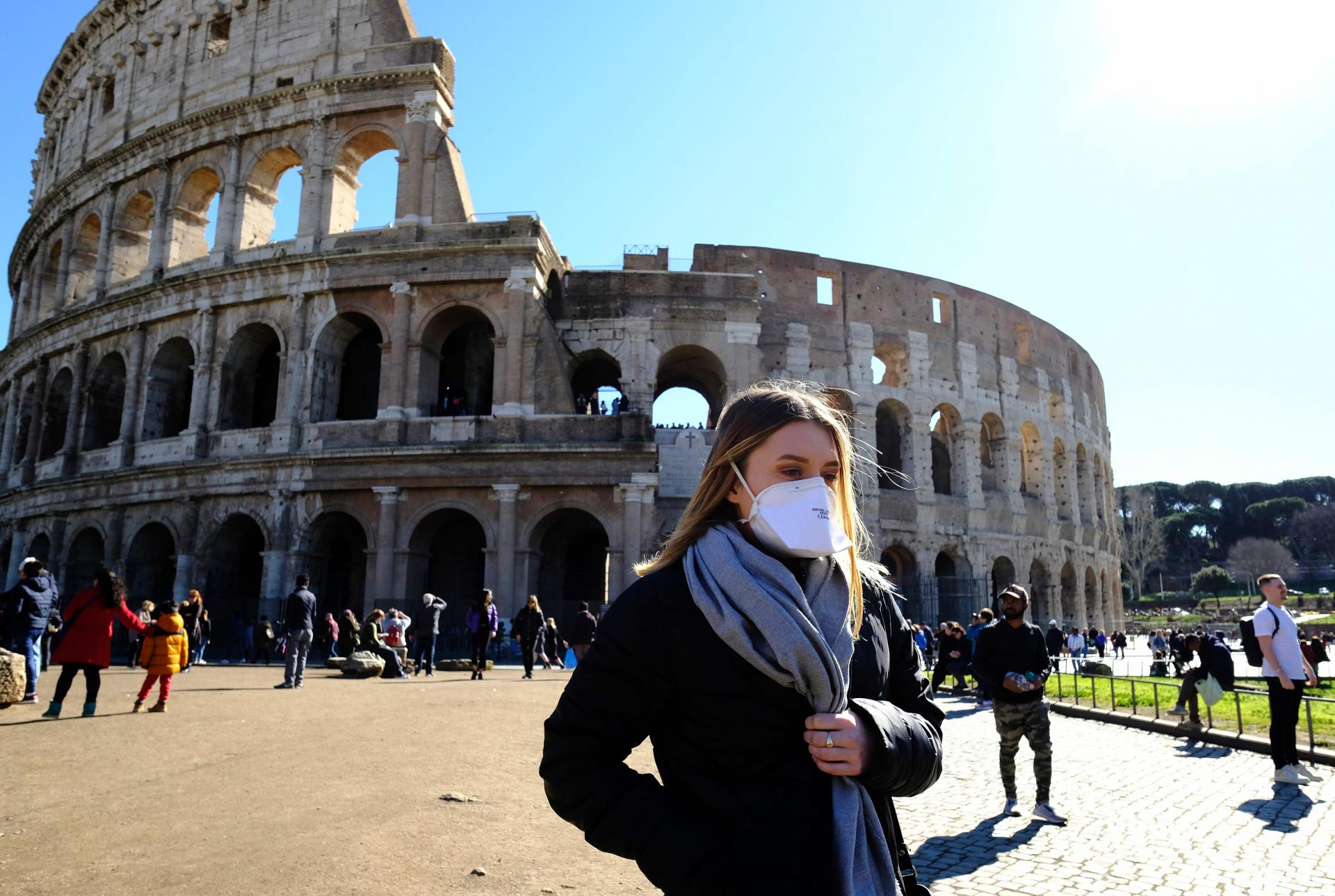 Nữ du khách đeo khẩu trang tại đấu trường La Mã, Italia (ảnh: AP)