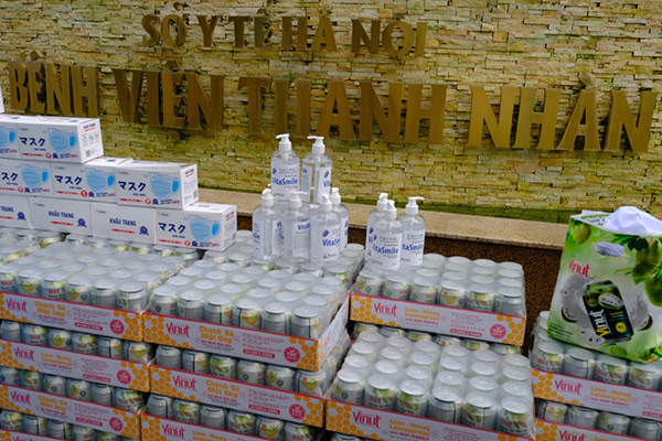 Những phần quà gồm sản phẩm thương hiệu VINUT, nước sát khuẩn và khẩu trang y tế.