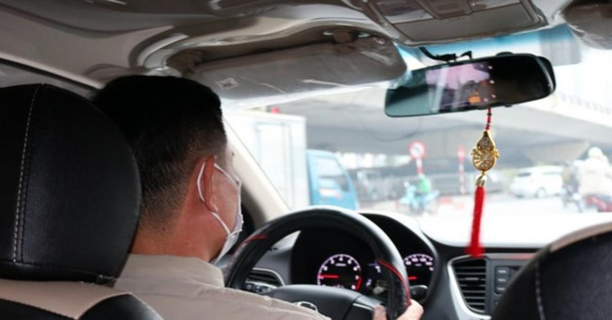 Kinh doanh - Giật mình thon thót giữa mùa dịch, tài xế taxi vẫn không dám từ chối đón khách