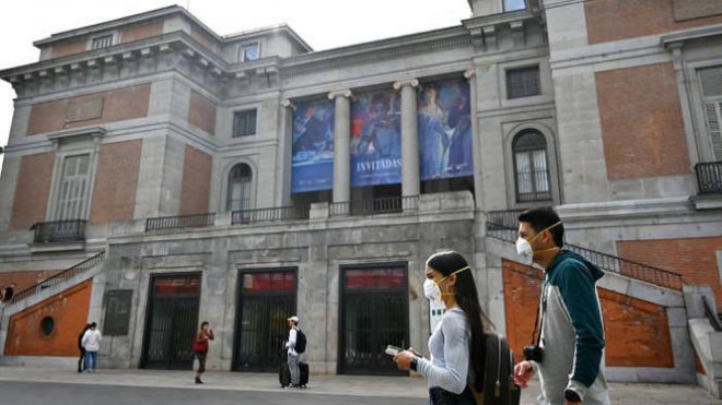 Du khách đeo khẩu trang bên ngoài Bảo tàng Prado ở thủ đô Madrid của Tây Ban Nha sau khi tất cả bảo tàng công ở thành phố này đóng cửa vì dịch Covid-19. Ảnh: Getty