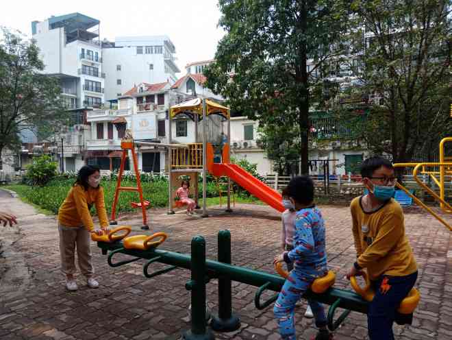 Các phụ huynh vẫn cho các con đeo khẩu trang khi vui chơi