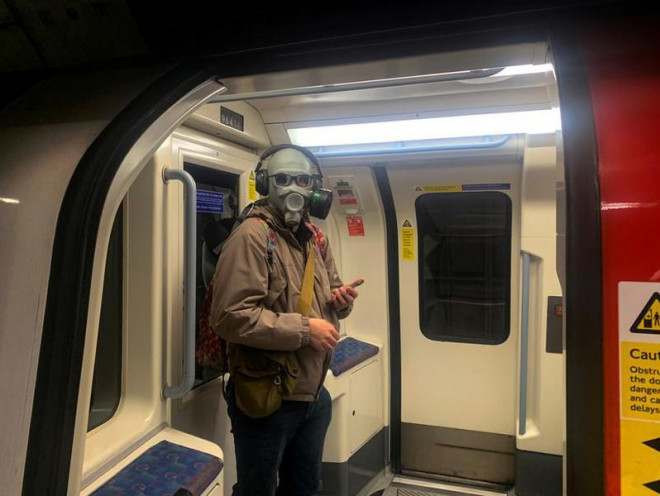 Một người dân London, Anh đeo mặt nạ
kín mít khi đi tàu điện ngầm.