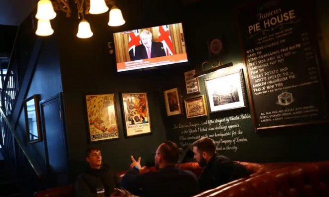 Thông báo của thủ tướng Anh được truyền hình trực tiếp tại một quán rượu ở thủ đô London (Ảnh:Reuters).