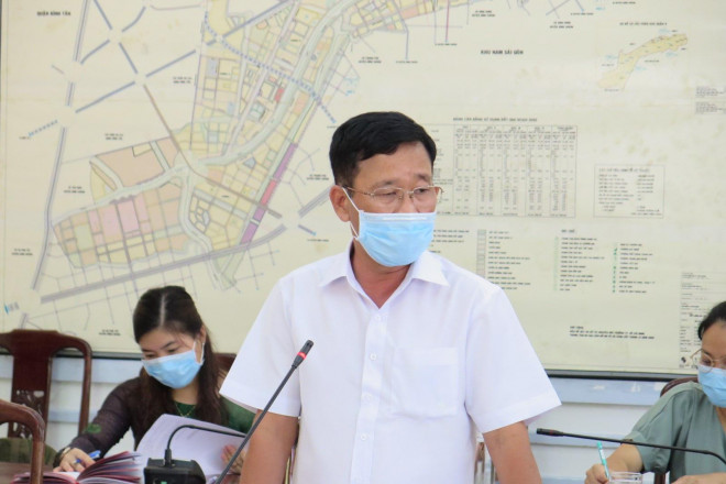 Chủ tịch UBND quận 8 Trần Quang Thảo báo cáo tại cuộc họp