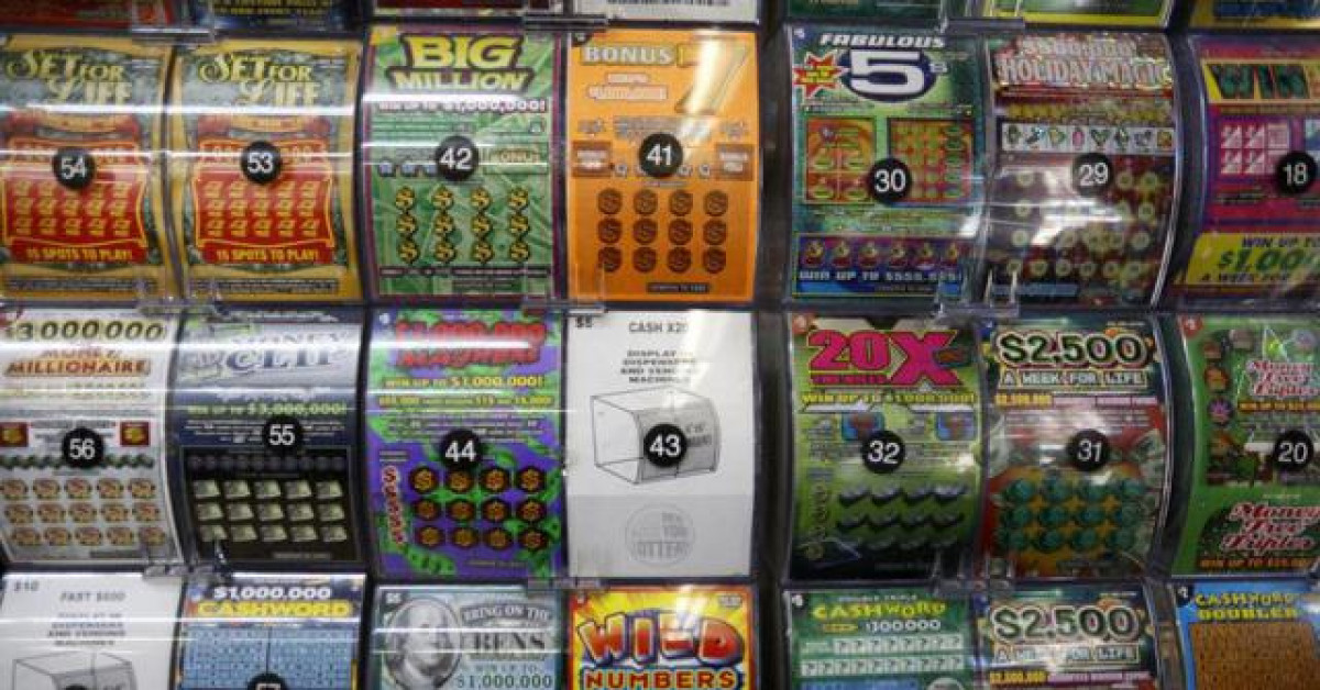 Kinh doanh - Soi tấm vé số vứt trên bàn hơn 1 tháng, người đàn ông may mắn trúng 17 tỷ đồng