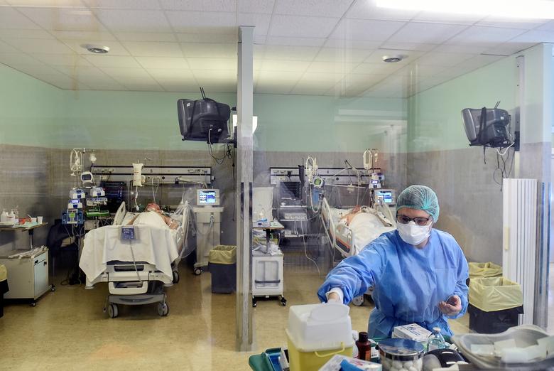 Một bác sĩ đang chăm sóc cho các bệnh nhân nhiễm Covid-19 ở Mỹ (ảnh: Reuters)