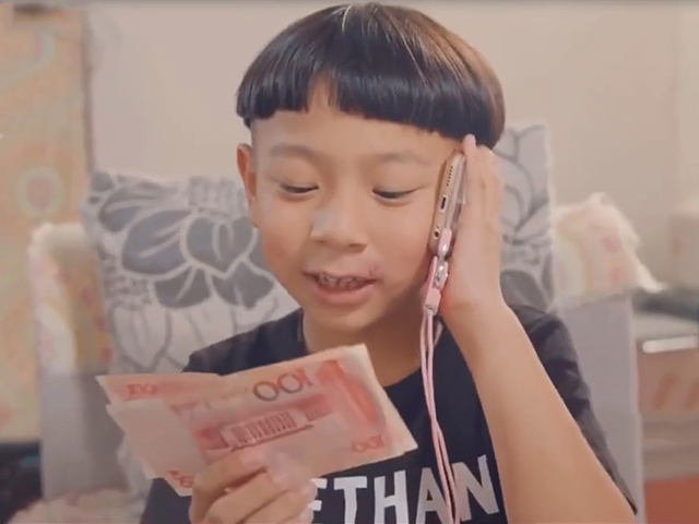 Video Clip Cười - Nhóc con "ranh mãnh" gặp phải ông bố cao tay