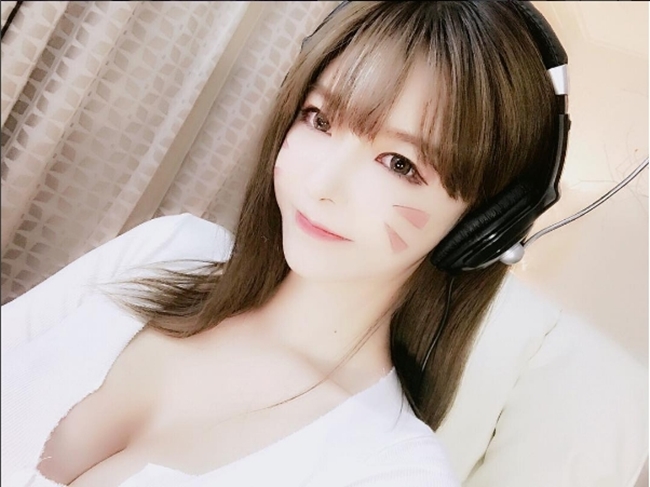 Ah Yeong cũng là streamer được nhiều người yêu thích ở Hàn Quốc. Cô còn được ngưỡng mộ khi mua được siêu xe Porsche có giá hơn 4,5 tỷ đồng nhờ vào việc chơi game.