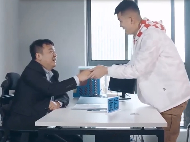 Video Clip Cười - Màn tuyển nhân viên không cần trình độ "đi vào lòng người"