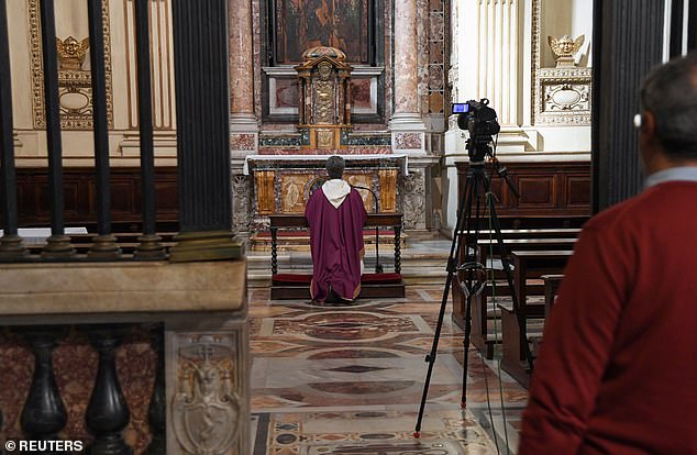 Một linh mục đang làm lễ cầu nguyện tại Bergamo, Italia (ảnh: Reuters)