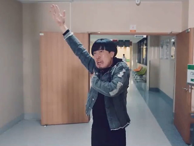 Video Clip Cười - Hậu quả không lường trước được khi bị trật khớp tay