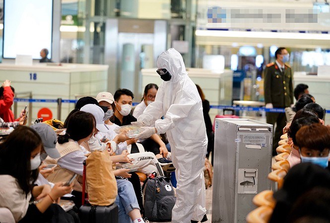 Hành khách nhập cảnh tại sân bay Nội Bài. (Ảnh: TP)