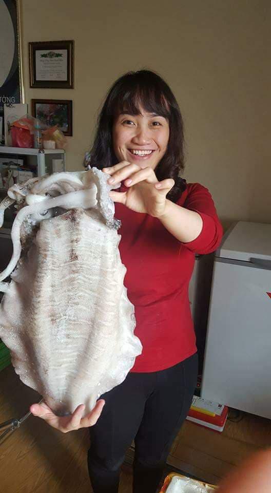 Mực lá siêu to và đắt đỏ được người dân Hà Nội yêu thích vì ngon.