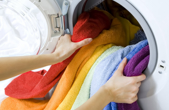 Virus SARS-CoV-2 có thể tồn tại bao lâu trên quần áo, làm thế nào để giặt sạch chúng? - 5