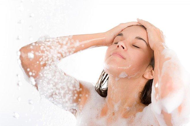 Tắm rửa kỹ càng, đều đặn giúp bạn hạn chế mùi cơ thể vào mùa hè