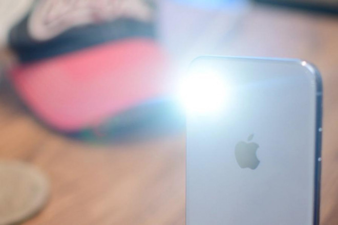 4 cách bật hoặc tắt đèn pin trên iPhone - 1