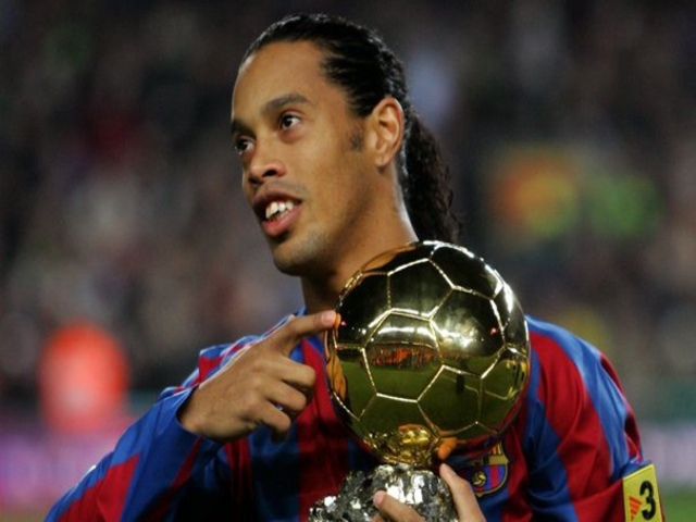 Sốc với cách Barcelona đối xử huyền thoại Ronaldinho ở trong tù