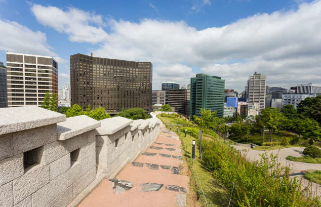 Seoul, Hàn Quốc: Bức tường thành Seoul được xây dựng vào năm 1396 quanh thành phố Hanyang (thành phố Seoul ngày nay), thủ đô của vương triều Joseon (1392–1897).  Bức tường thành dài 18 km hiện đang chờ được UNESCO công nhận là di sản thế giới. Du khách có thể khám phá công trình này và 5 cổng của nó, khi tới thủ đô của Hàn Quốc.
