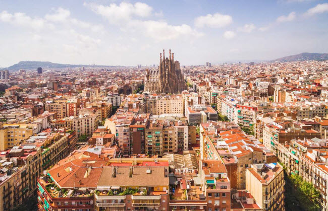 Barcelona, Tây Ban Nha: Thành phố bắt đầu với tên Barcino khi còn là thuộc địa của đế chế La Mã. Những tàn tích lâu đời nhất có niên đại hơn 2.000 năm được tìm thấy ở đây bao gồm các cột trụ của ngôi đền Augustus.
