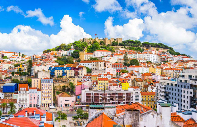 Lisbon, Bồ Đào Nha: Là một trong những thành phố lâu đời nhất Tây Âu, Lisbon được xây dựng đầu tiên bởi người Xen-tơ, sau đó đến người Phoenicia, người La Mã và cuối cùng là người Ma-rốc cho đến khi Afonso Henriques, vị vua đầu tiên của Bồ Đào giành quyền kiểm soát thành phố vào năm 1147.
