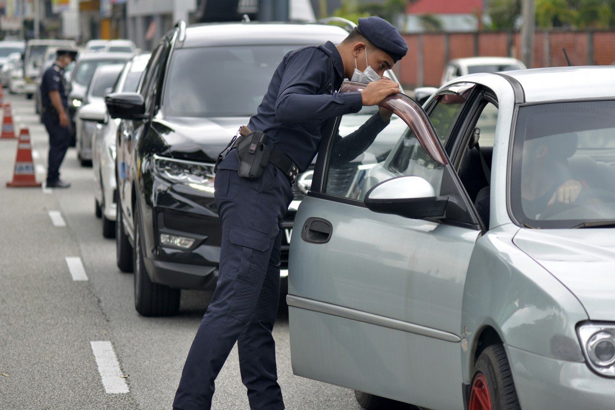 Cảnh sát Malaysia kiểm tra các phương tiện trên đường trong dịch Covid-19 (ảnh: SCMP)